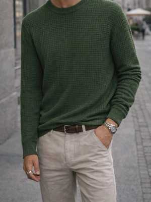 J.Lindeberg grön stickad tröja – textured clean look - Beskrivning: Snygg mörkgrön stickad tröja från J.Lindeberg med textured/waffle-struktur som ger ett mer premium feel. Perfekt för en clean men lite mer uppklädd look – funkar lika bra till jeans som chinos.  Riktigt bra plagg för höst/vinter eller kyliga kvällar. ⸻ Passform: Regular fit – bekväm med en stilren silhuett