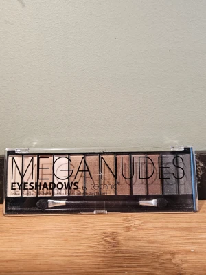 Technic Mega Nudes ögonskuggspalett - Technic Mega Nudes ögonskuggspalett med 12 nyanser. Paletten innehåller en blandning av matta och skimrande färger i neutrala toner. Några av nyanserna är obetydligt testade