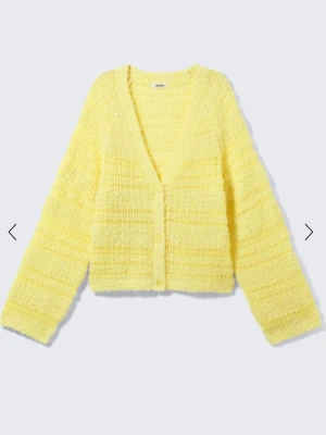 Ljusgul stickad kofta -  ljusgul kofta till sommaren. Aldrig använd pga för liten, fint skick💕