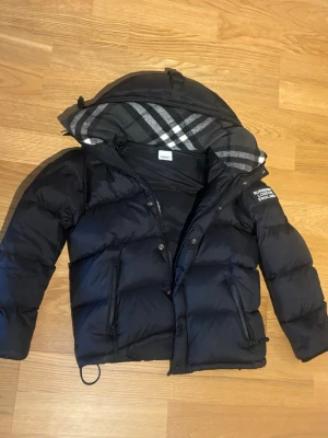 Svart pufferjacka från Burberry - Säljer en svart pufferjacka från Burberry , ärmarna går att ta av.