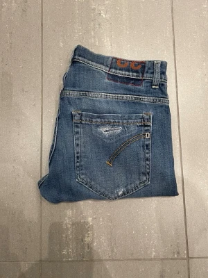 Dondup George Jeans - Säljer nu dessa Dondup George Jeans med snygga slitningar i populär design, mått: ca 40 cm midja o 106 cm längd. skriv för fler bilder/frågor🙌🏼