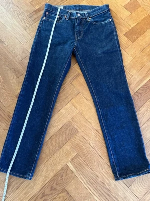 Mörkblåa Levi’s 511 - Säljer ett par mörkblåa 511 i storlek W29 L30.