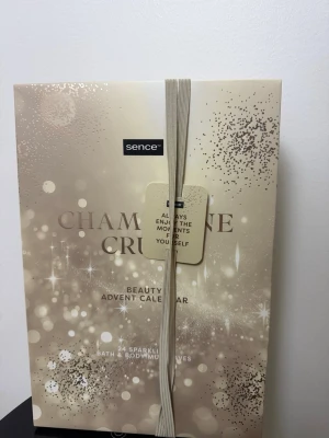 Gåvoset  - Snygg adventskalender från Sence. Innehåller 24 överraskningar med bad- och kroppsvårdsprodukter. Perfekt för dig som vill lyxa till det med skönhetsmust-haves. Helt ny och oöppnad!  
