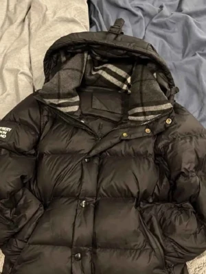 Burberry - En Burberry jacka som man även kan göra om till en väst. Jackan är svart och är i storlek S och passar bra. Dragkedjan på ena fickan går inte att låsa