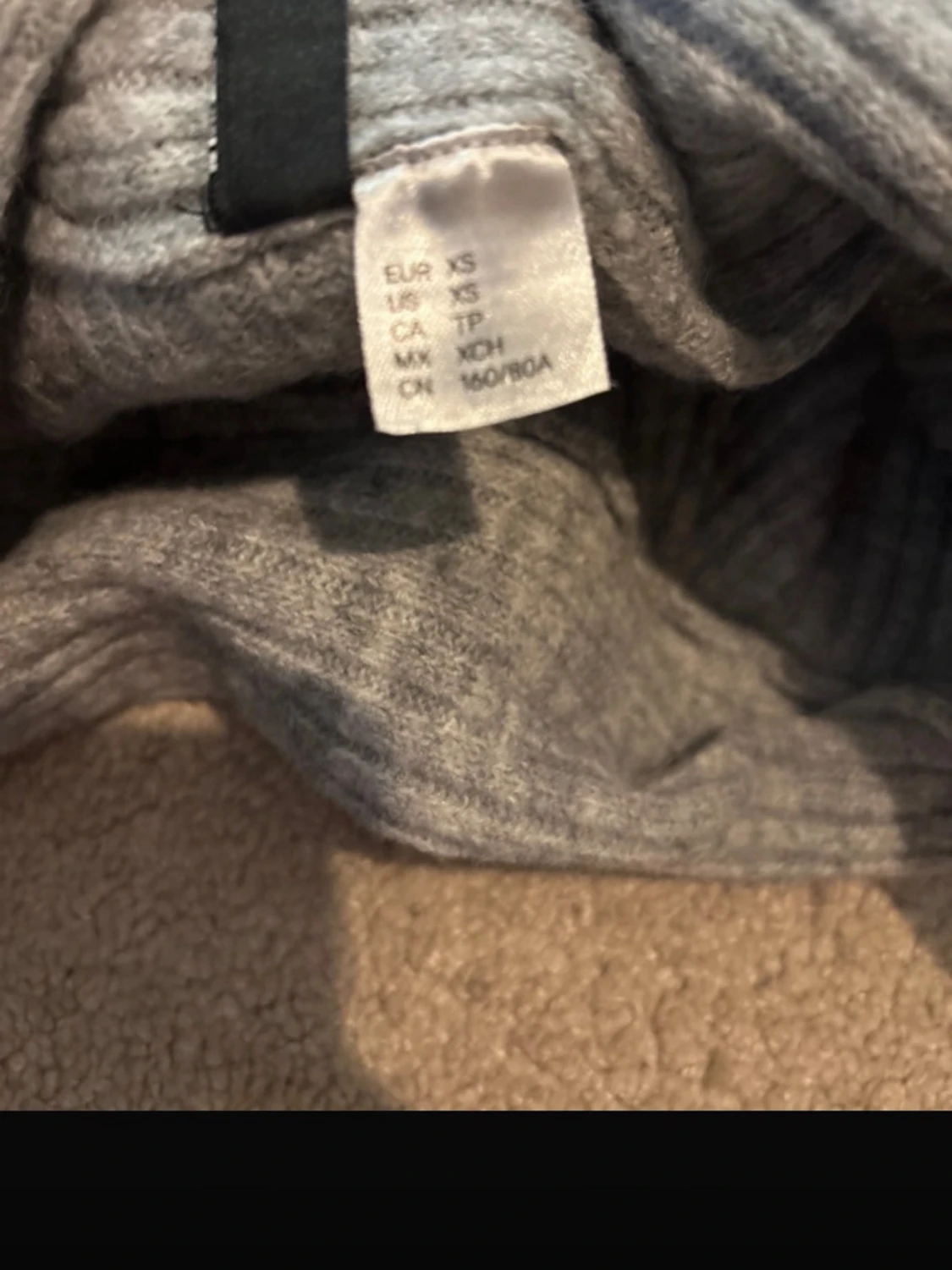 Grå off shoulder stickad tröja - 2