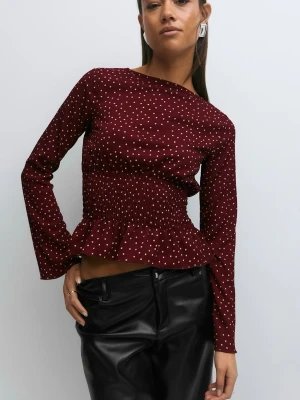 Vinröd prickig topp från Gina Tricot - Vinröd topp från Gina Tricot med vita prickar, lång ärm och smockad midja som ger en snygg passform. Den är endast använd 1 gång så väldigt bra skick, slutsåld på hemsidan. Skulle säga den är mer en S än M. Nypris 299