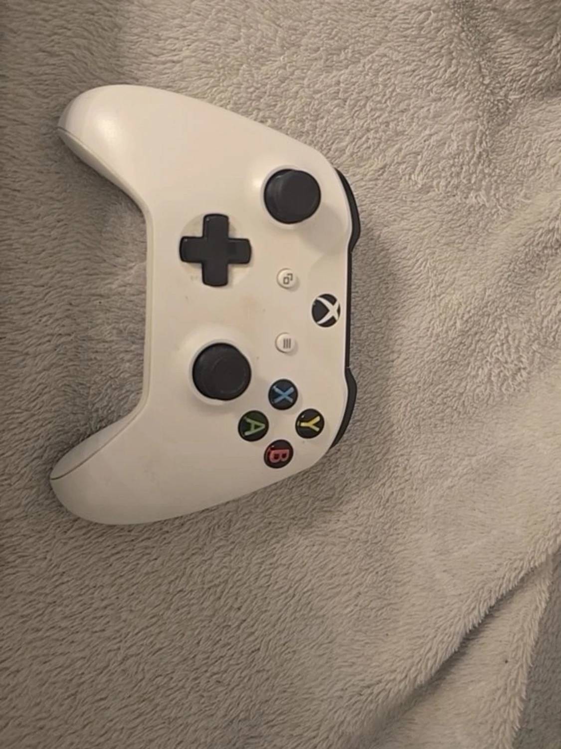 Xbox One S med två handkontroller - 1