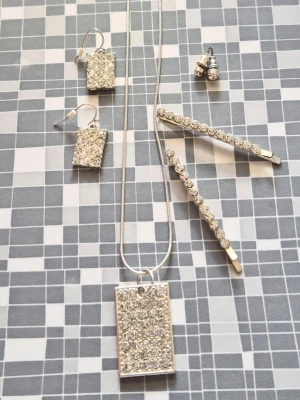 SMYCKEN SET SILVERPLÄTERAT STRASS RETRO VINTAGE - Ett retro smyckesset i silverplätering och strass. Består av 1 halsband 4 örhängen ( 2 par) 2 st hårspännen. 