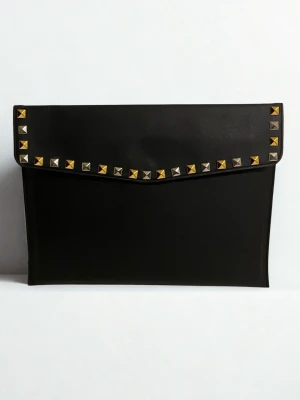 Datorfodral med guld och silver nitar i läder imitation  - Stilrent datorfodral tillverkat av veganskt läder i vattentätt material. Fodralet stängs med knapp. Fodralet skyddar din dator effektivt samtidigt som det ger din outfit en extra touch. ⚜️ Storlek: 34 × 25 cm –  Innifrån 33 x 24 📦  