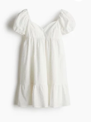 Vit sommarklänning - Superfin vit sommarklänning perfekt till midsommar eller skolavslutning! Använd 1 gång så i mycket fint skick💕Hör av dig vid frågor!