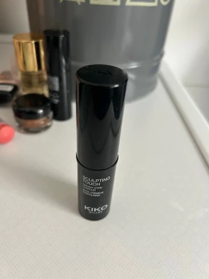 KIKO Sculpting Touch Bronzer Stick - KIKO Sculpting Touch Creamy Stick Contour i nyansen 201 Honey. En smidig bronzer i stickformat som är enkel att applicera och blenda ut. Kommer i en svart, stilren hylsa och ger ett naturligt solkysst resultat. Perfekt för att framhäva ansiktskonturer.