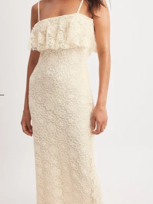 Lång spetsklänning med volang - Elegant långklänning i ljus spets med smala axelband och volangdetalj över bysten. Klänningen har en figurnära passform och är perfekt för sommarens speciella tillfällen. Materialet är spets/ crochet i 100% polyester. Färg ljus vanilj gul