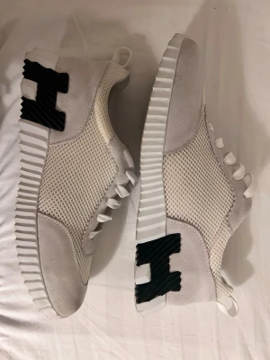 Hrms Bouncing Sneakers - Vita sneakers, priset kan diskuteras 