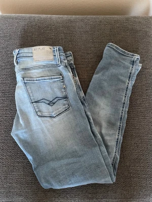 Replay anbass  - Säljer ett par stilrena Replay anbass som är perfekt nu till våren och sommaren🙌hör av er vid funderingar