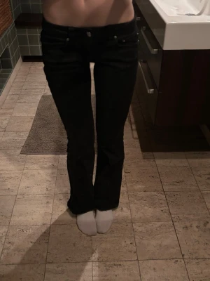 Perfect Jeans Gina Tricot - Jättefina byxor från gina, har använt den två gånger så den är knappt använd och är i jättebra skick!❤️Passar mig perfekt som är 173 cm.