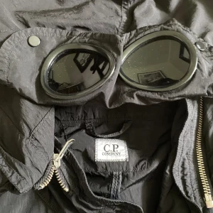 Cp company jacka - En riktigt fet vintage cp company regnjacka i utmärkt skick! Jackan har goggles också som i nuläget är väldigt populärt. Hör av er vid mer frågor!