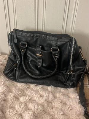 Svart snygg väska med guld detaljer - Medel stor väska med båda handtag och axelräm. Lite sliten, skriv för mer frågor☺️