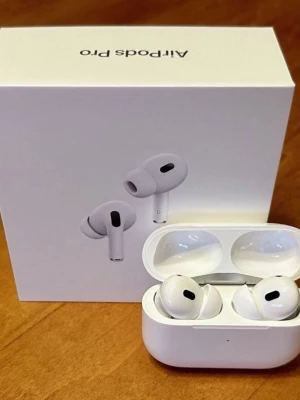 Apple AirPods Pro trådlösa hörlurar - Säljer ett par vita Apple AirPods Pro med laddningsetui. De har en stilren och kompakt design med silikonproppar och touchkontroller. Perfekta för musik, samtal och brusreducering. Levereras i originalförpackning.