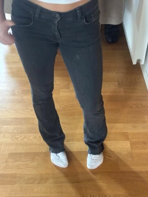 Svarta bootcut jeans med slitningar - Stretchiga svarta LTB jeans, Slitna längst ner!