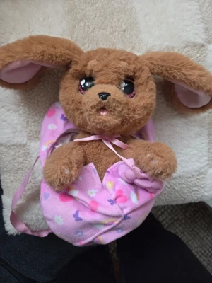 Gosedjur hund med napp och filt - Söt brun interaktiv mjukishund med stora öron och glittriga ögon. Hunden har en rosa napp snuttar och stänger ögonen när nappen är i munnen. Perfekt som kramdjur eller leksak. Filt och napp ingår.