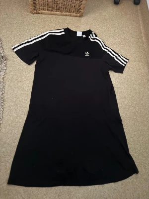 Svart Adidas nattlinne - Sexigt Adidas nattlinne med inga tecken på användning!! Mjuks material som känns bekvämt. Pris kan diskuteras ❤️