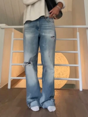 Baggy jeans med slitningar - As snygga baggy jeans med slitningar från Zara💓💓💓helt slutsålda, nya med prislapp! Lånade bilder, sista är mina
