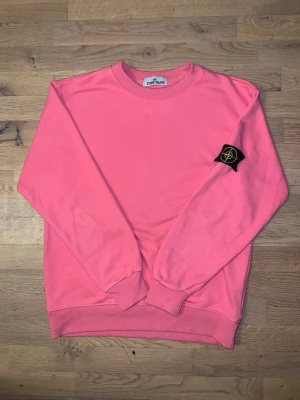 Stone Island Sweatshirt  -  rosa sweatshirt från Stone Island i storlek M, Den passar mycket bra till typ alla outfits, Tröjan är nästan helt ny 