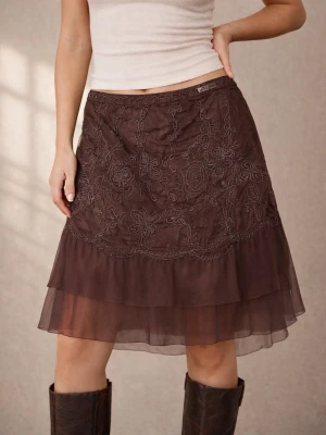 Liu Jo Vintage Brun volangkjol med broderi - Säljer en brun kjol med volang och broderade blommor. Kjolen har ett lager av transparent tyg nedtill som ger en snygg och luftig känsla. Perfekt att styla med boots eller sneakers för en cool look.