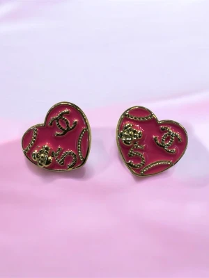  hjärtformade örhängen rosa guld - Supersöta hjärtformade örhängen är i rosa och guld. Örhängena har, siffran 5 och en liten björndetalj i guldfärg. Tillverkade i metall med emaljerad yta. Perfekta för dig som vill sticka ut med en lyxig accessoar.