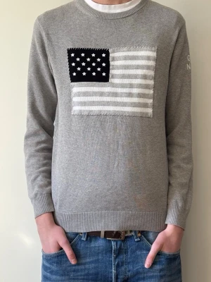 Stickad Gant tröja - Säljer en fet stickad Gant tröja i storlek M den har en riktigt snygg flagga på sig. Tröjan passar till allt och lyfter en 5av10 outfit till 10av10 köp nu för endast 350 kr 