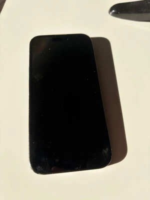 Svart iPhone med dubbla kameror - Säljer en svart iPhone med stilren design och dubbla kameror på baksidan. Telefonen har platt skärm och bakstycke i glas, samt metallram runt om. Perfekt för dig som gillar Apples klassiska look och vill ha en mobil med bra kamera. Lite repor på skärmen men inget som stör! Lite repor på sidorna allt syns på bilderna. 79% batteri hälsa, lite svår att ladda men om man hittar rätt punkt så inga problem🙌🏼😀tveka inte på att ställa fler frågor!