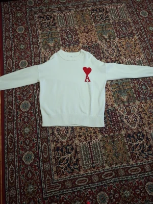 Vit Ami paris tröja PRIS KAN DISKUTERAS  - Vit Ami paris tröja storlek L  PRIS KAN DISKUTERAS 