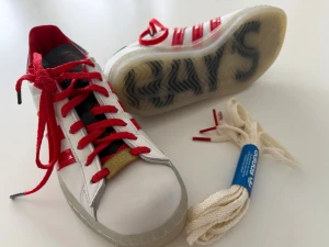 Adidas Campus  Howlin’ Ray’s sneakers med röda detaljer - Snygga läder  vita Adidas Ray’s sneakers med röda ränder och röda skosnören. Skorna har annorlunda och stilig genomskinlig sula undertill och extra vita skosnören medföljer.  Perfekta för dig som gillar klassisk streetstyle. Använt några få gånger. Boxen medföljer. 