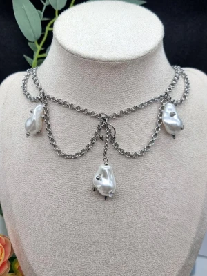 Stilfullt handgjort halsband med pärlor  - Material-rostfritt stål. 