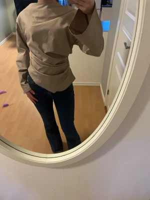 Beige Blus  - Otroligt fin beige blus med skrynklig detalj fram, användes endast en gång, köpt i Paris💗