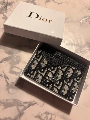 D korthållare - Korthållare i väldigt bra skick förutom lite slitning på sidan som knappt syns (kolla sista bilden).