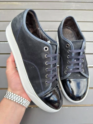 Lanvin uk8 mörkblå - Säljer nu dessa sjukt snygga lanvins som är helt perfekta för sommaren! Size uk8 som motsvarar 42-43. Innersulan är 28cm. Skick 8,5/10 bra skick! Nypris 5000kr mitt pris 2199 kan gå ner i pris vid snabb affär! Dustbag ingår ! Hör av dig vid intresse😀📦