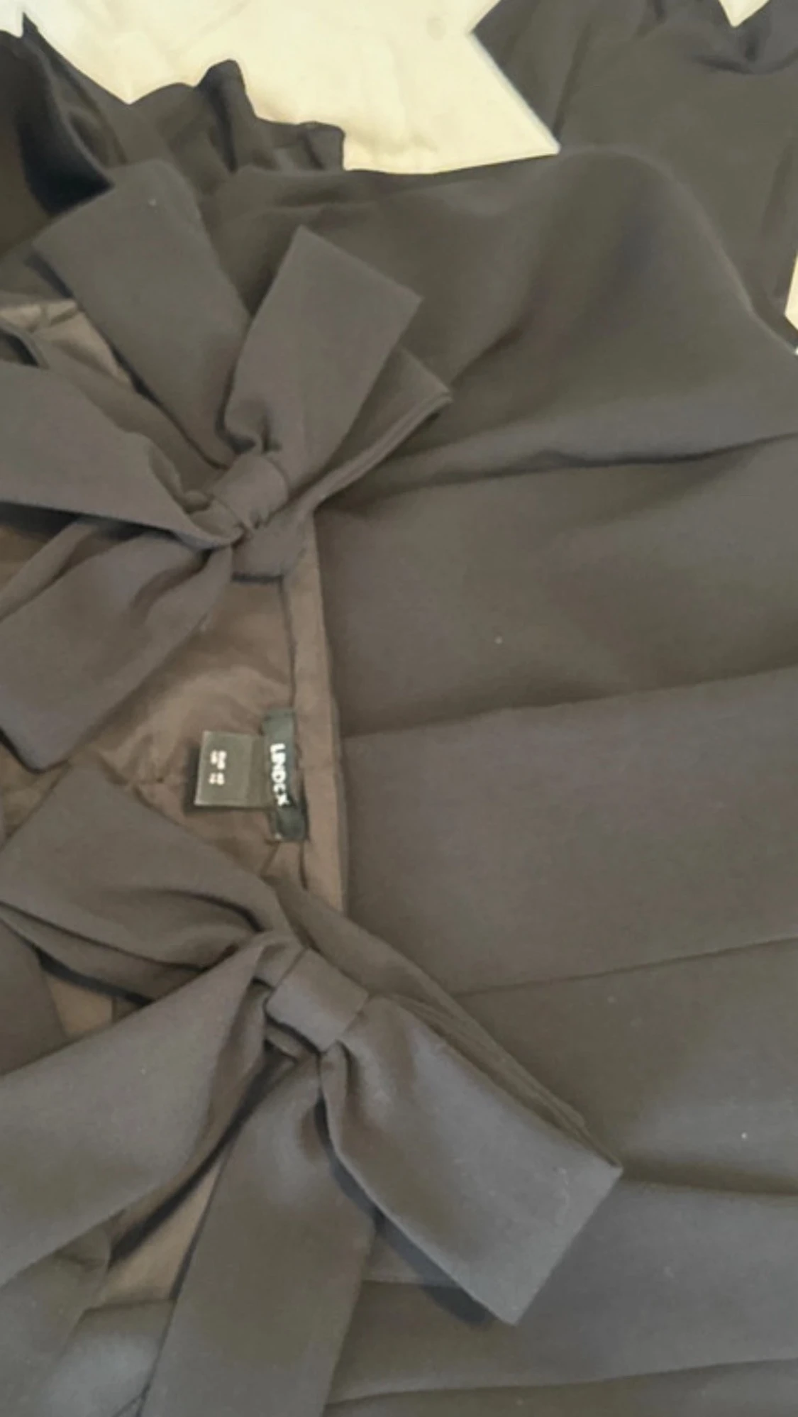 Svart klänning med rosettband - 6