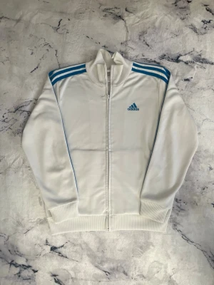 Adidas Sport Tröja - En mycket fin knappt använd sport tröja ifrån Adidas. Tröjan har legat väldigt länge och inte kommit till någon användning därmed tänkte jag bara bli av med den. Tröjan passar både barn och ungdomar men då skulle jag nog säga S storlek och L för barnstorlek.  Priset kan diskuteras!