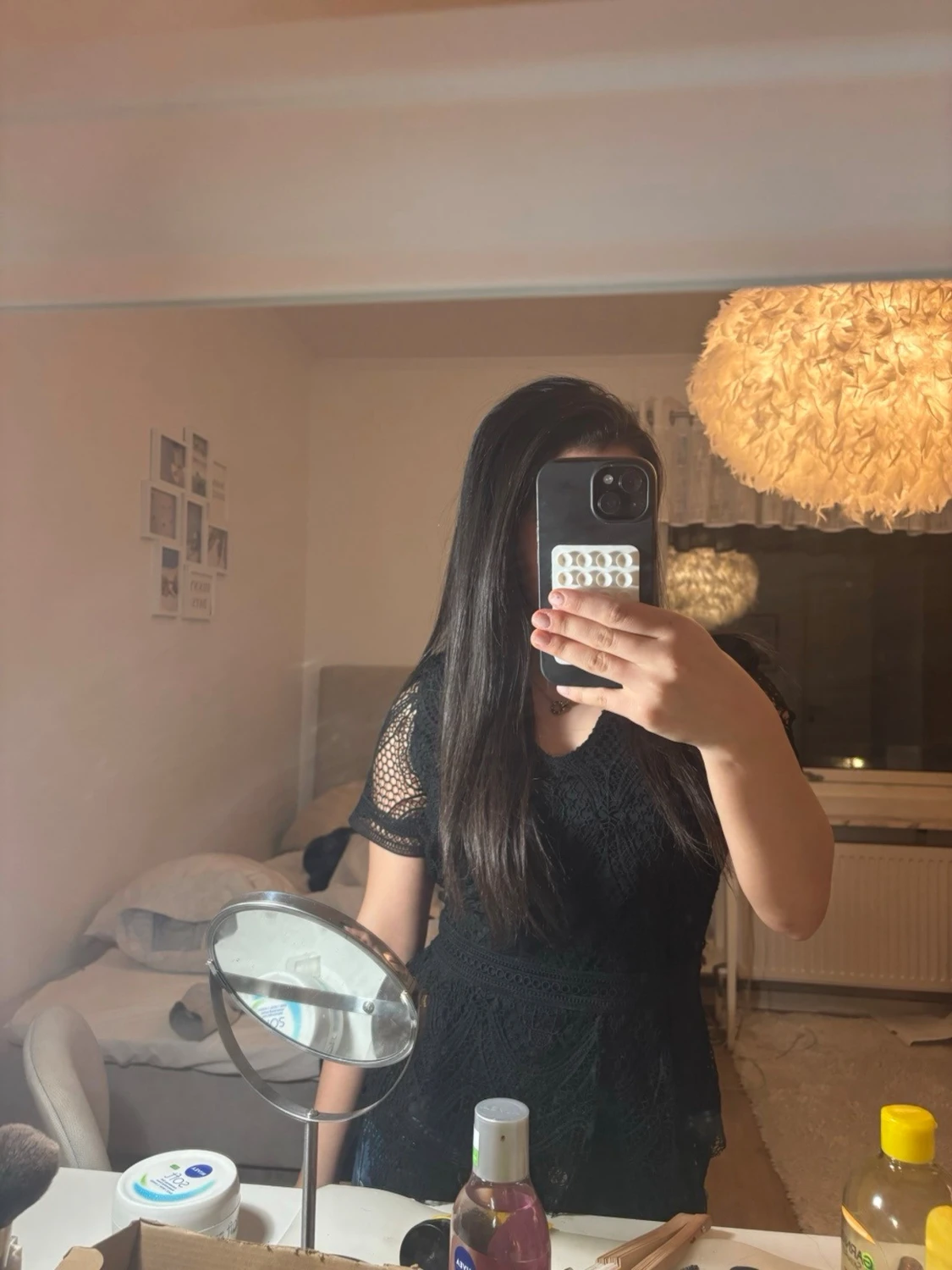 Svart spetsklänning med v-ringning