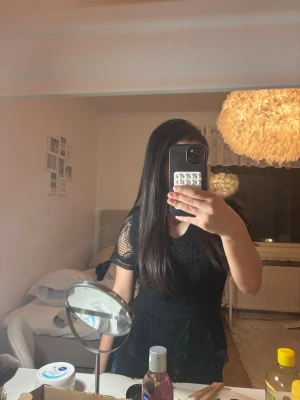 Svart spetsklänning med v-ringning - Svart fin topp till sommaren 