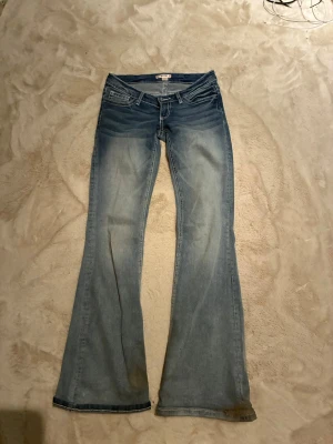 Ljusblå bootcut lågmidjade jeans - Ljusblå bootcut lågmidjade jeans från Gina tricot 14+, storlek S. Lite slitna längst ner eftersom de var för långa på mig