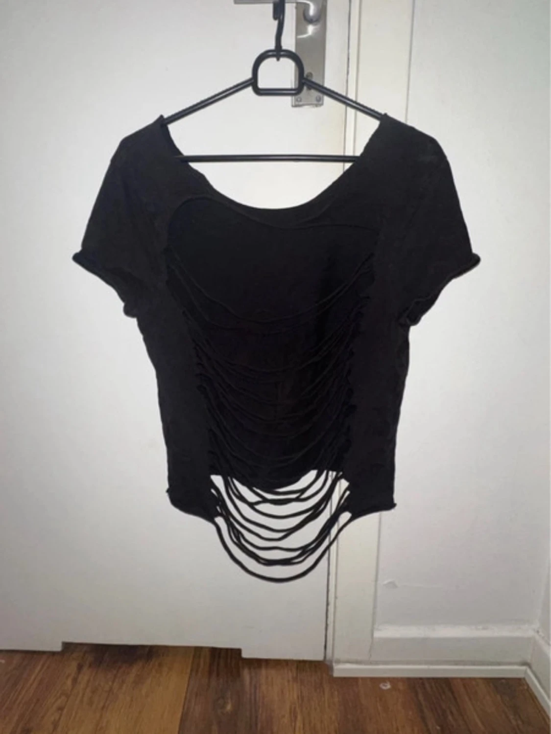 Svart croppad topp med öppen rygg med snören - 1