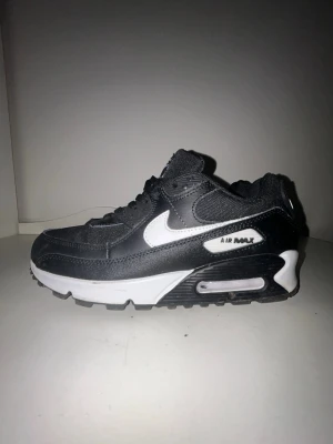 Nike Air Max 90 - Knappt använda, storlek 39, nypris ca 1300kr, säljer för 499.