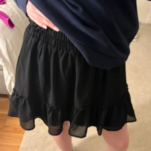 Svart volangkjol - Superfin svart volangkjol med dubbelt tyg i storlek S