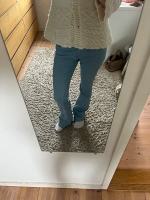 Ljusblå raka jeans - Säljer ett par ljusblå jeans med bootcut och low waist. Midjan är också justerbar/adjusteble vilket betyder att den passar många, jeansen är också väldigt stretchiga. Jeansen är använd fåtal gånger och är i jättebra skick. Skriv ifall fler frågor!🩷🩷