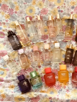 Zarasplit ✨️ - Just nu fri frakt ✨️Splittar mina Zaraparfymer i glasdekanter med spray ✨️Endel splittas i 3/5 ml för 20/30 kr, endel splittas i 2/3/5 ml för 20/25/35 kr✨️Många går att köpa även i 10 ml 55 kr prisgrupp1, 70 kr prisgrupp 2✨️All information om dofterna och prisgrupp finns på listor bland bilderna, tryck på bilderna för att se all text 💜