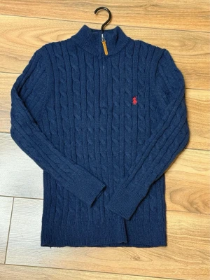 Ralph lauren tröja - Säljer en stilren Ralph Lauren quarter zip som passar perfekt inför våren. Klassisk design som fungerar både till vardags och vid mer uppklädda tillfällen.  Storlek M men passar även dig som vanligtvis har L. Tröjan är i fint skick och redo att användas direkt. Pris kan diskuteras 💯