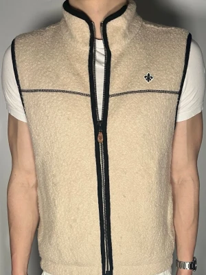 Morris fleece väst - Säljer en ritkigt snygg och trendig Morris fleece väst i fint skick, storlek S, vid frågor är det bara att skriva //Gramenti