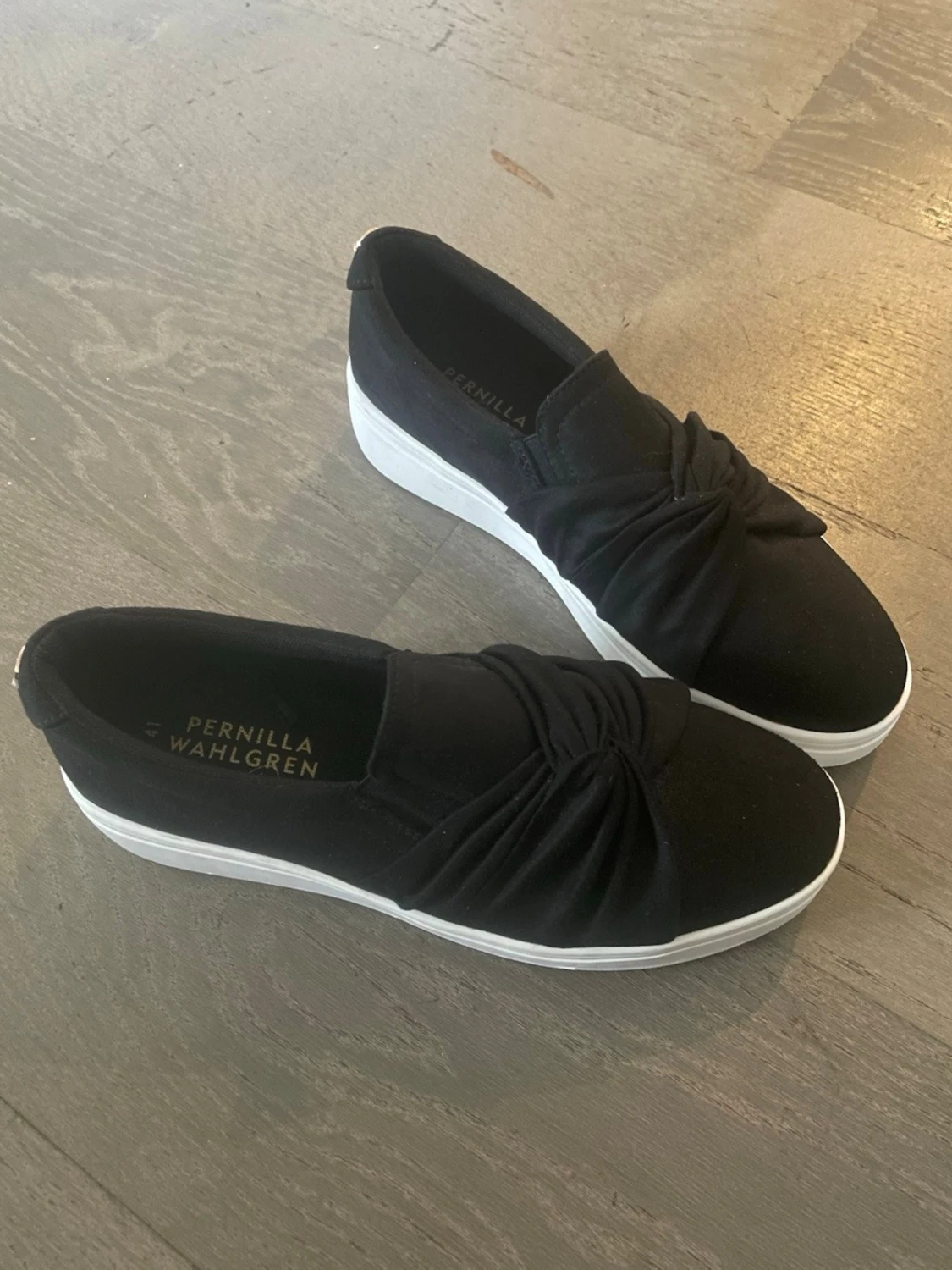 Svarta slip-on sneakers Pernilla Wahlgren